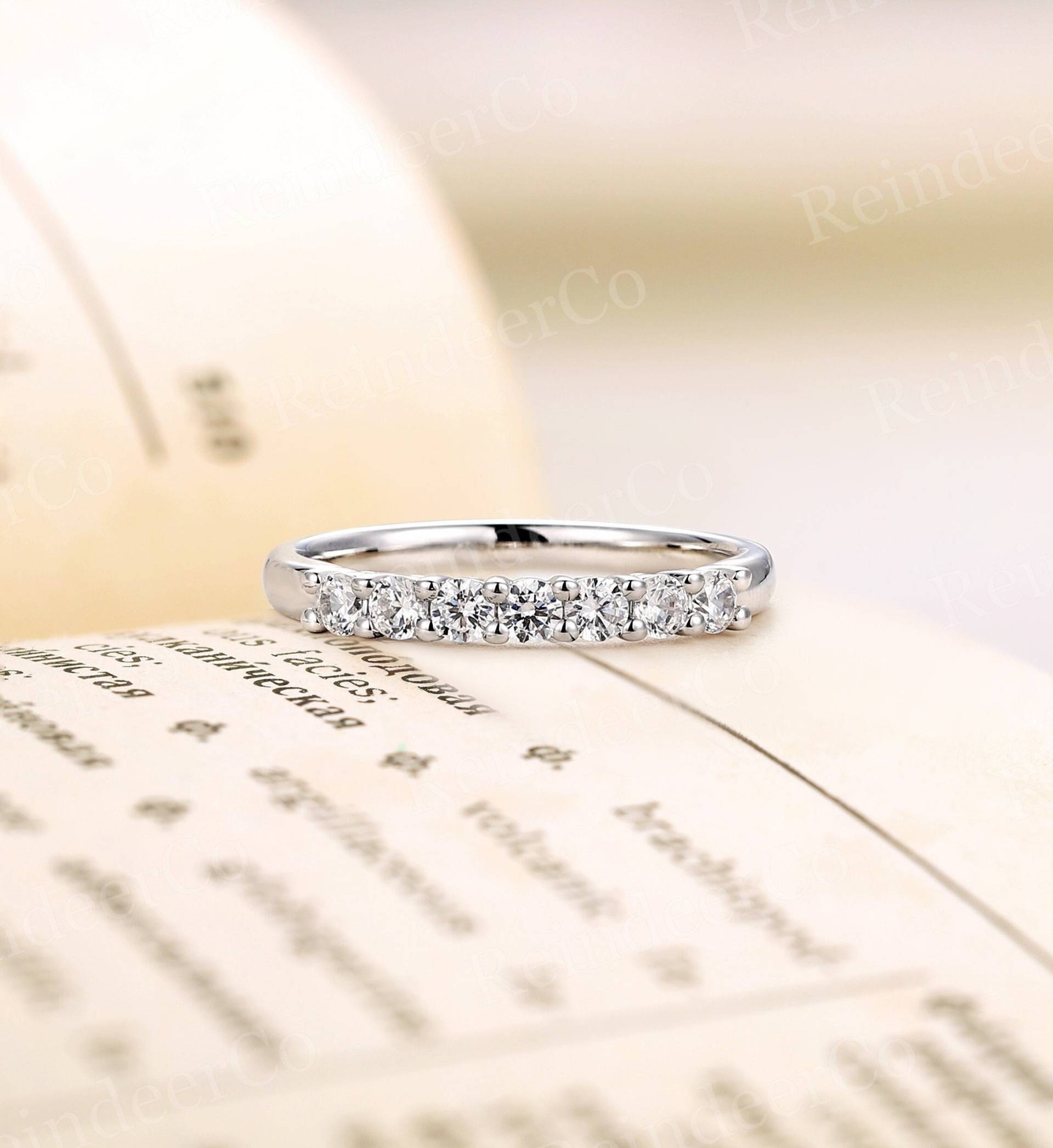 Vintage Rundschliff Moissanit Ehering Weißgold Band Halbe Eternity Stapelring Passendes Jubiläumsband Brautring Vintage Rundschliff Moissanit Ehering Weißgold Band Halbe Eternity Stapelring Passendes Jubiläumsband Brautring von ReindeerHub