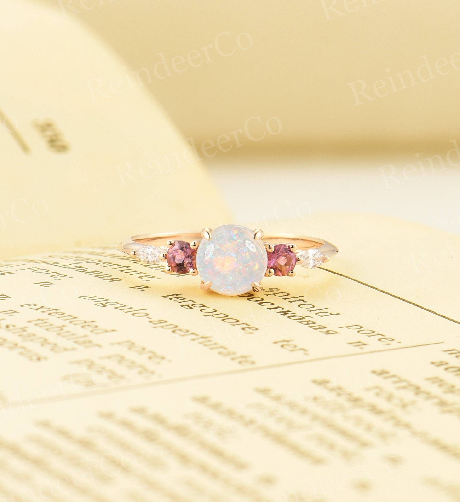 Vintage Rundschliff Natürlicher Weißer Opal Verlobungsring | Antiker Rosa Turmalin Roségold Ring Art-Deco-Jubiläumsring Mit Fünf Steinen von ReindeerHub