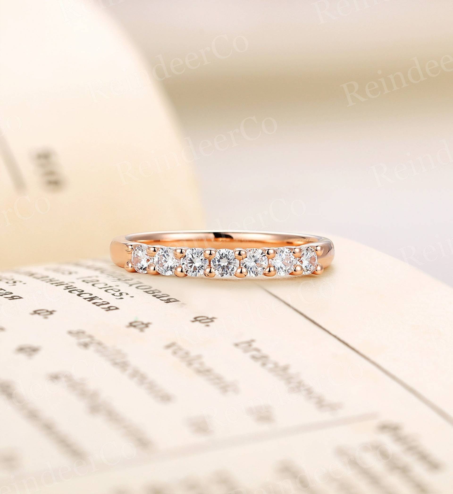 Vintage Rundschnitt Moissanite Ehering Rose Gold Band Halbe Eternity Stapelband Passendes Jubiläumsband Brautring von ReindeerHub