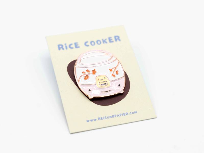 Big Food Enamel Pin Reiskocher Rice Cooker Kawaii Cute Asian | Soft Emaille Anstecknadel Big Food Enamel Pin Reiskocher Rice Cooker Kawaii Cute Asian | Soft Emaille Anstecknadel von ReisundpapierShop