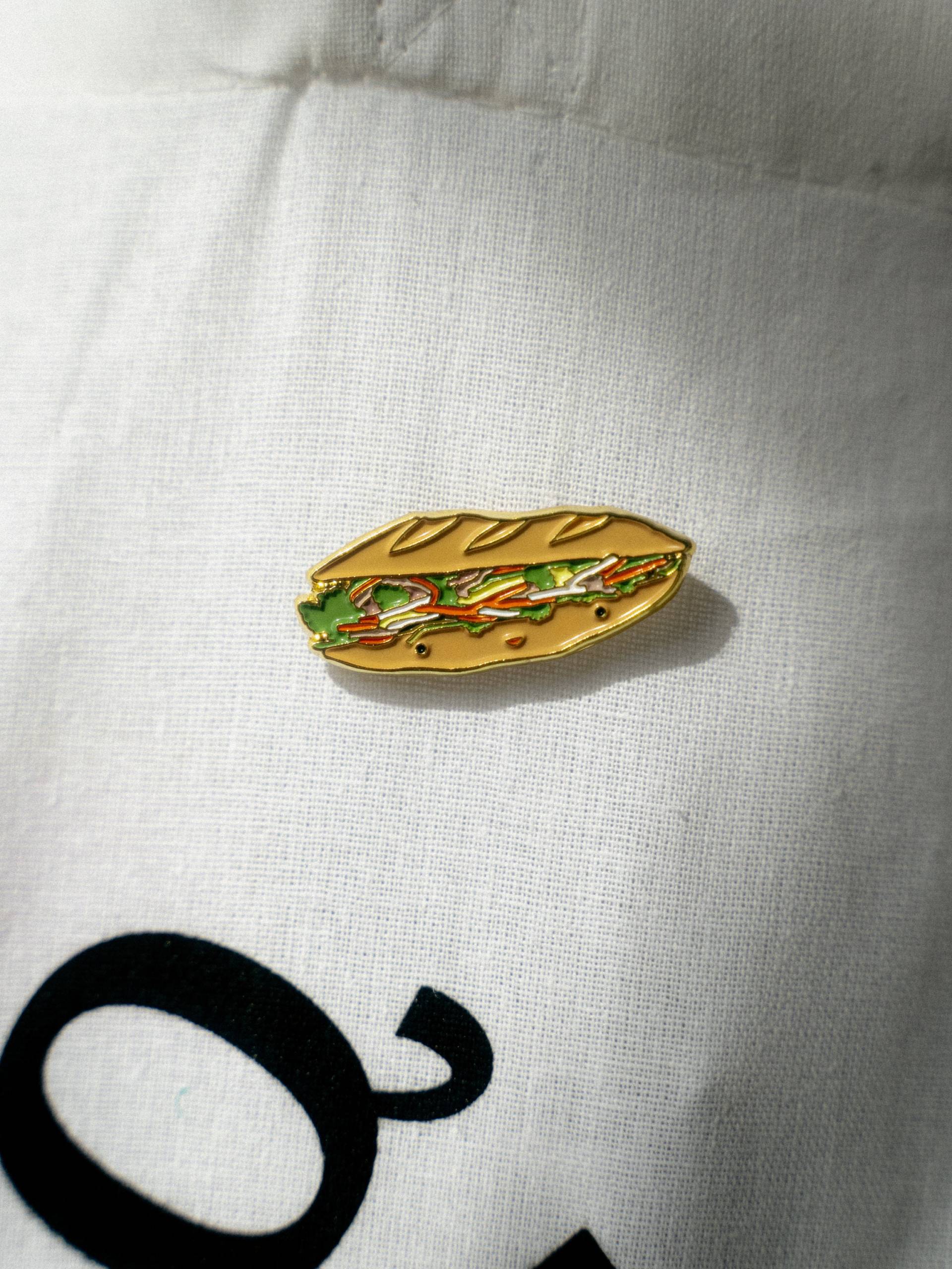 Food Enamel Pin Bánh Mì Sandwich Kawaii Cute Vietnamese | Soft Emaille Anstecknadel Food Enamel Pin Bánh Mì Sandwich Kawaii Cute Vietnamese | Soft Emaille Anstecknadel von ReisundpapierShop