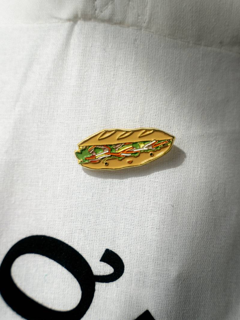 Food Enamel Pin Bánh Mì Sandwich Kawaii Cute Vietnamese | Soft Emaille Anstecknadel Food Enamel Pin Bánh Mì Sandwich Kawaii Cute Vietnamese | Soft Emaille Anstecknadel von ReisundpapierShop