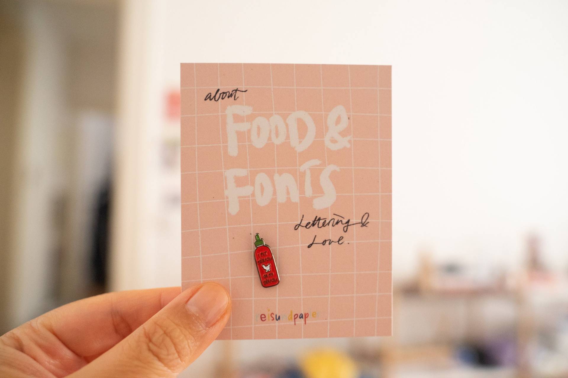 Food Enamel Pin Sriracha Kawaii Cute Taiwanese | Soft Emaille Anstecknadel Spicy Hot Sauce Asian Food Illustration Food Enamel Pin Sriracha Kawaii Cute Taiwanese | Soft Emaille Anstecknadel Spicy Hot Sauce Asian Food Illustration von ReisundpapierShop