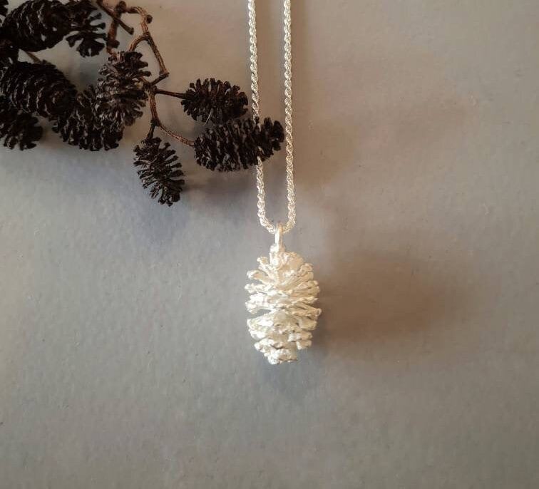 Erlenzapfen-Halskette Aus 925Er Silber - Einzigartiger Naturschmuck Erlenzapfen-Halskette Aus 925Er Silber - Einzigartiger Naturschmuck von ReizigNaturformen