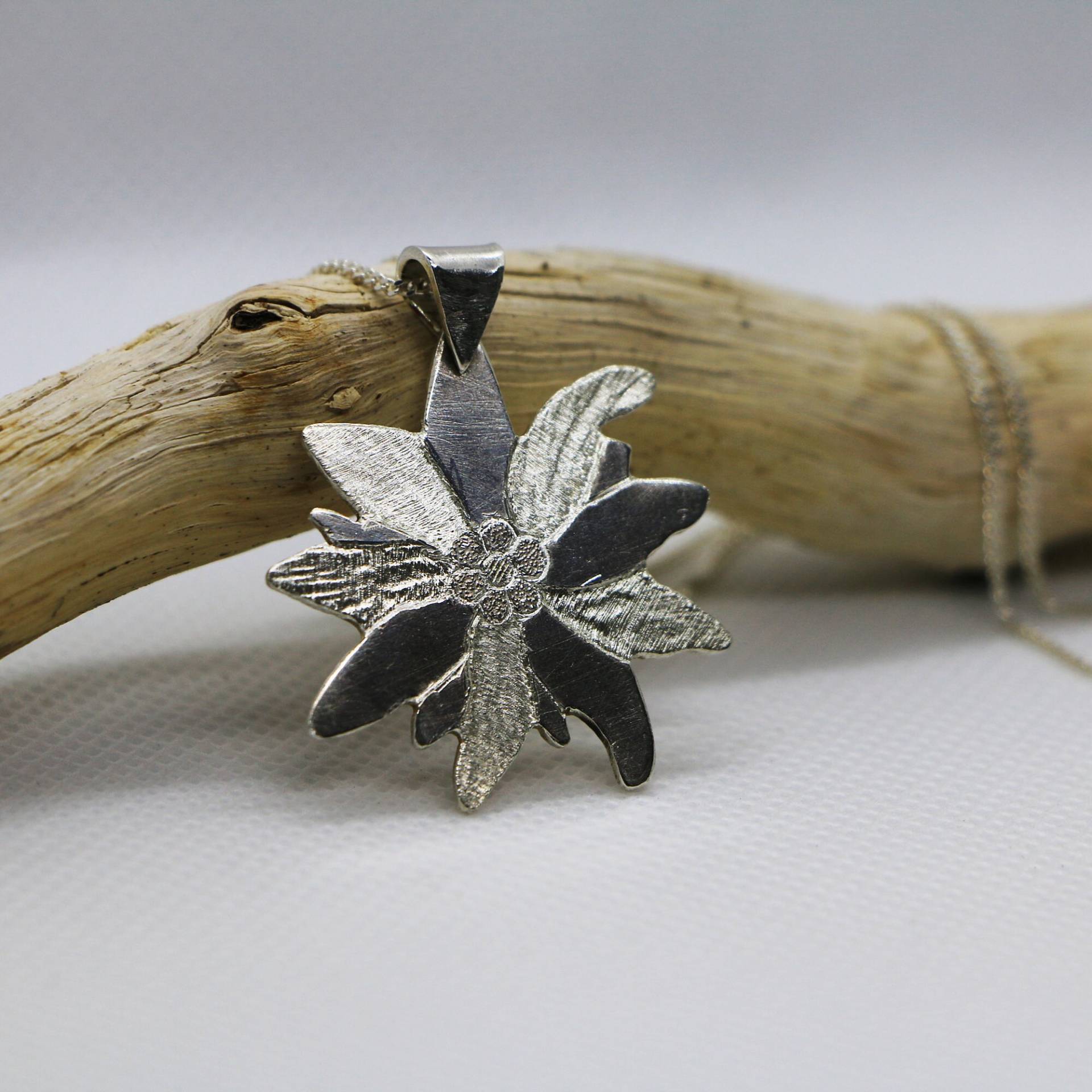 Silber Edelweiss Anhänger - Handgravierter Schmuck Handgemachter Sterling Blumen Natur Inspirierter Silber Edelweiss Anhänger - Handgravierter Schmuck Handgemachter Sterling Blumen Natur Inspirierter von RekaArt