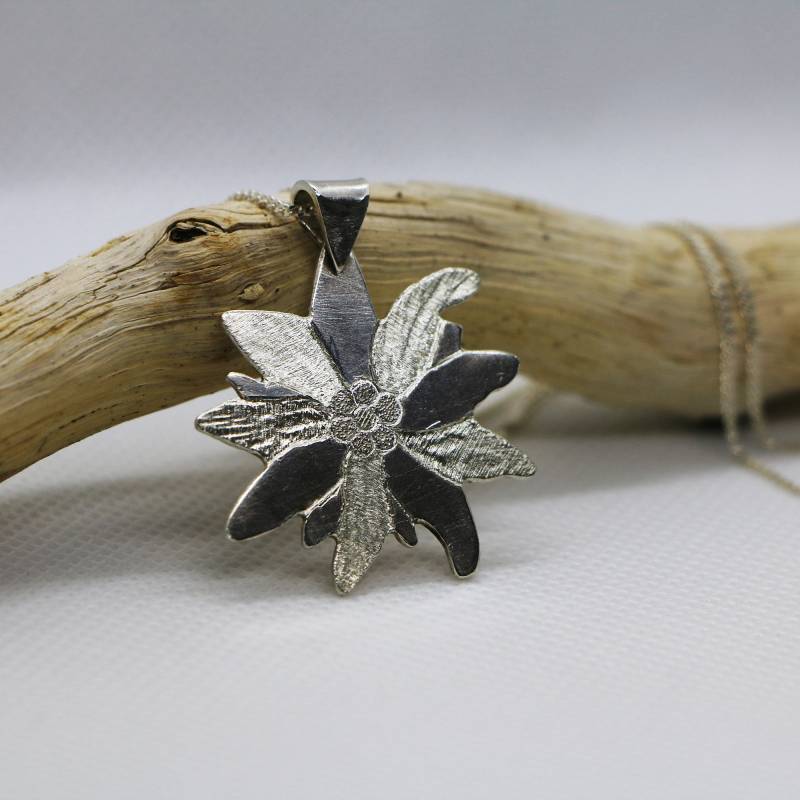 Silber Edelweiss Anhänger - Handgravierter Schmuck Handgemachter Sterling Blumen Natur Inspirierter Silber Edelweiss Anhänger - Handgravierter Schmuck Handgemachter Sterling Blumen Natur Inspirierter von RekaArt