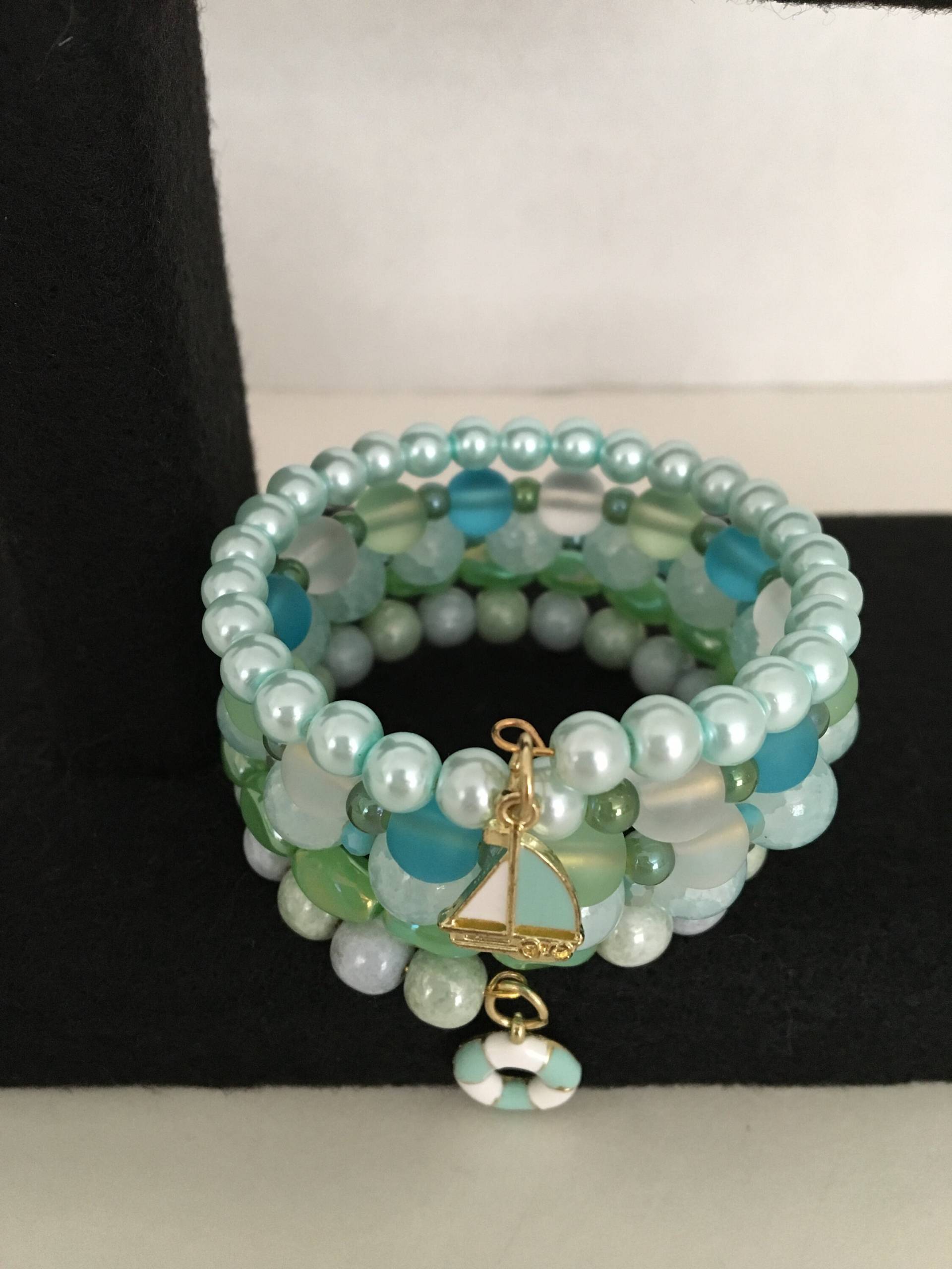 Oceanside Memory Wire Armband Oceanside Memory Wire Armband von RelaxandWineDown