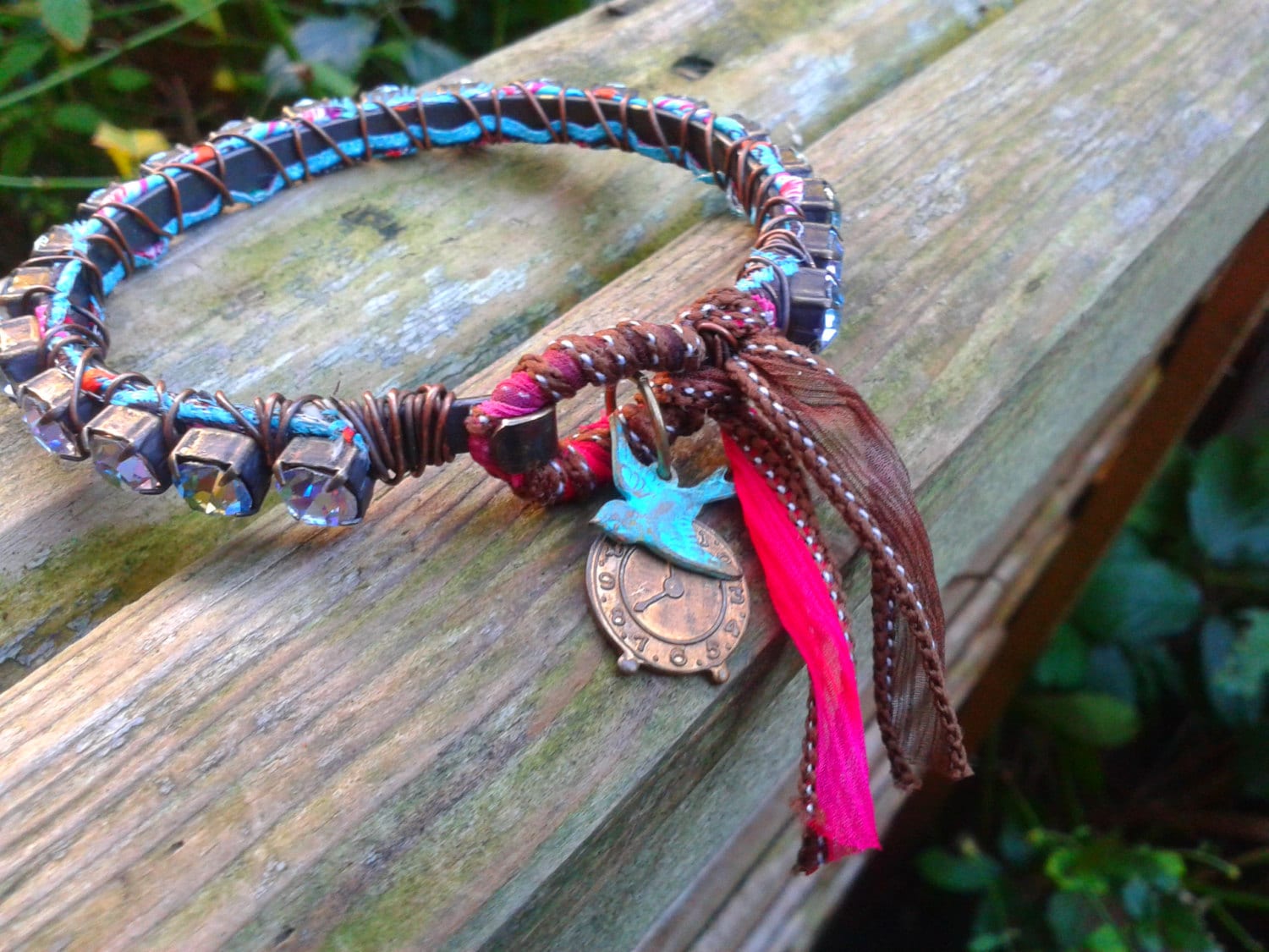 Rustikaler Strass Kristall Draht Gewickelt Handwerklicher Messing Boho Armreif Armband Vogel & Uhr Charms "'time Flies'' Rustikaler Strass Kristall Draht Gewickelt Handwerklicher Messing Boho Armreif Armband Vogel & Uhr Charms "'time Flies'' von RelicJewelleryUK
