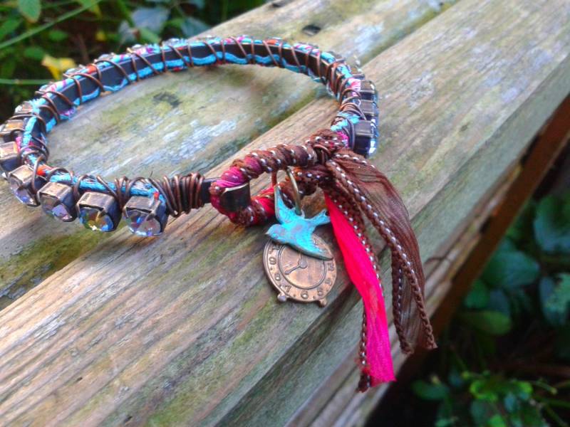 Rustikaler Strass Kristall Draht Gewickelt Handwerklicher Messing Boho Armreif Armband Vogel & Uhr Charms "'time Flies'' Rustikaler Strass Kristall Draht Gewickelt Handwerklicher Messing Boho Armreif Armband Vogel & Uhr Charms "'time Flies'' von RelicJewelleryUK