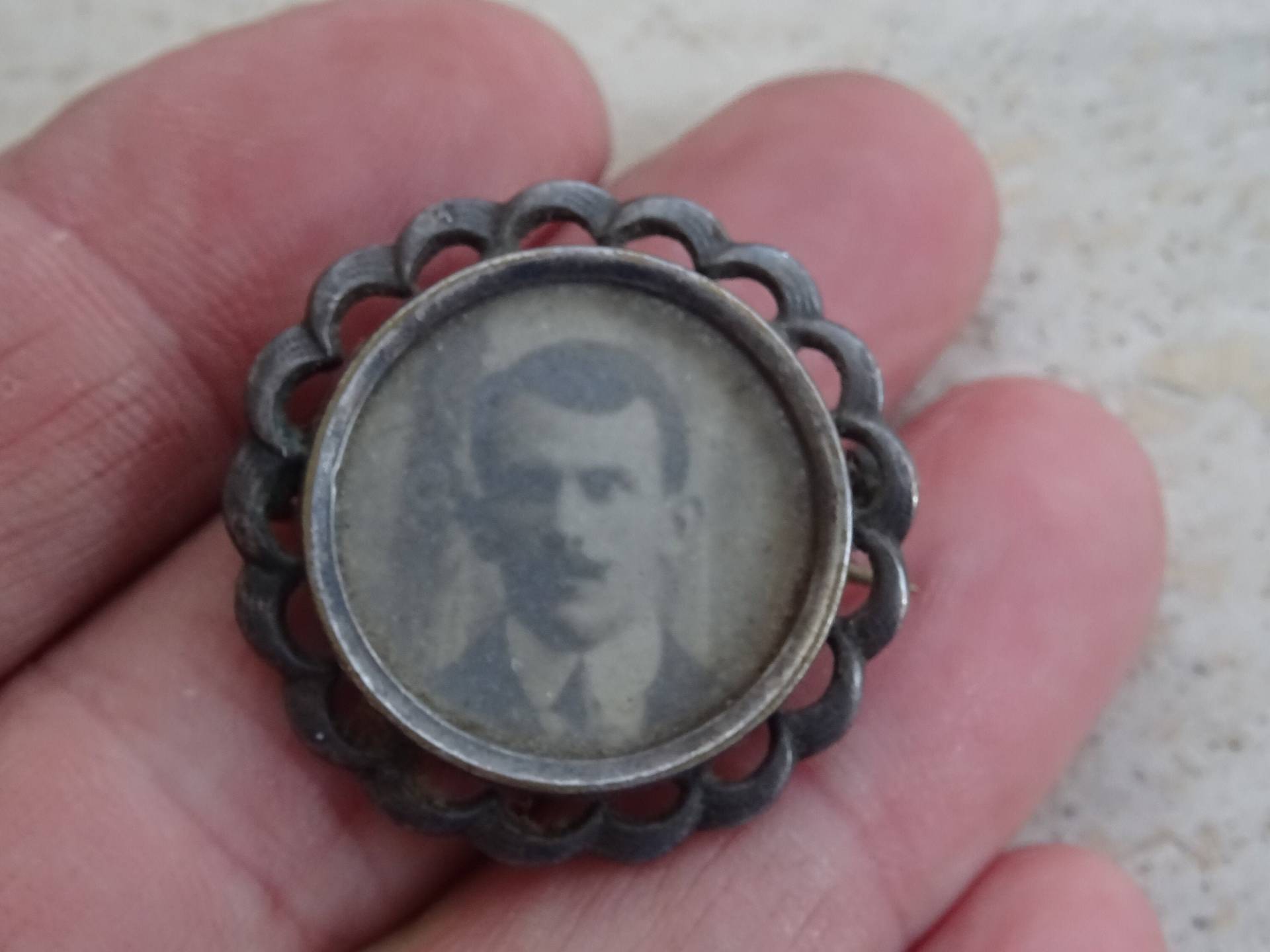 Art-Deco-Antique Französisch Silber Fotohalter Medaillon Medaille Foto Anhänger Brosche Eines Mannes. | Z6 von Religious