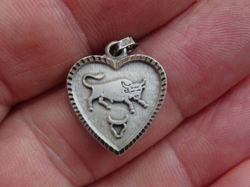 Vintage Versilbert Zeichen Zodiac Konstellation Medaille Anhänger Charme Medaillon Von Taurus. | Stier 18 von Religious