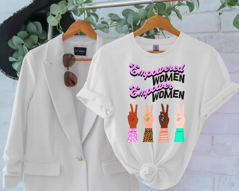 Empowered Women, Empower The World T-Shirt, Girl Power, Women Mama Wifey Mrs T-Shirt Gift For Her von RelleFromTheBlog
