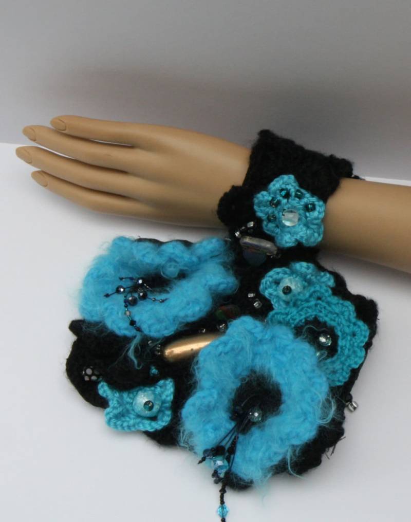 Gehäkelte Und Perlengefädelte Handgelenkstasche Handtasche Manschette. Perfektes Abendaccessoire von RelovedFabrics