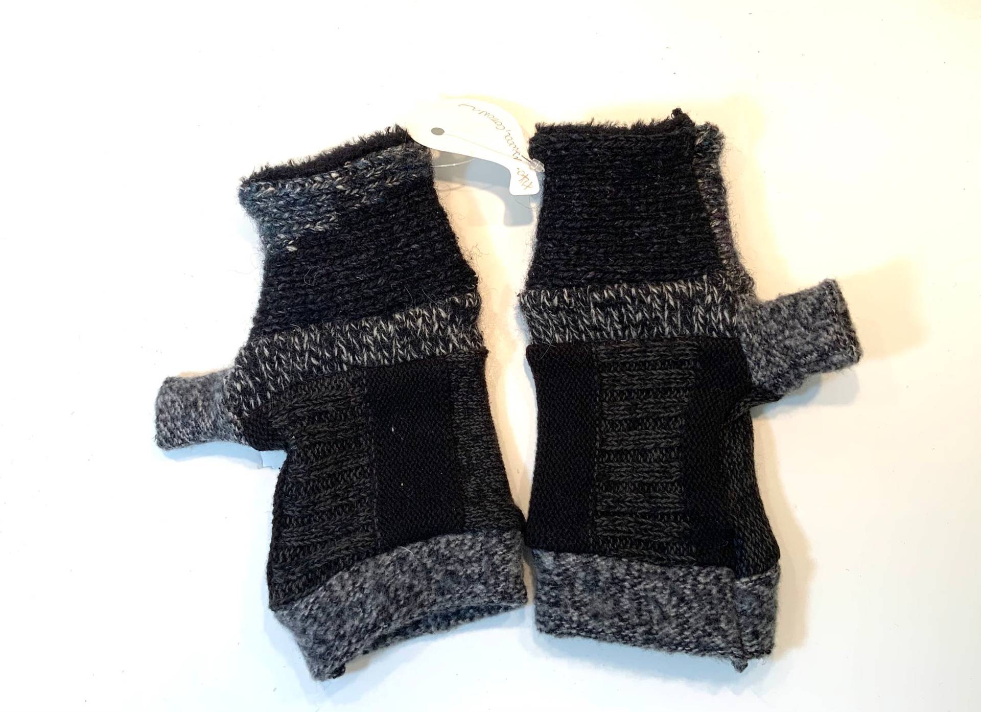 Upcycled Repurposed Recycled Pullover Texting Patchwork Fingerlose Handschuhe in Schwarz Grau Farben. Kostenloser Versand Upcycled Repurposed Recycled Pullover Texting Patchwork Fingerlose Handschuhe in Schwarz Grau Farben. Kostenloser Versand von RelovedFabrics