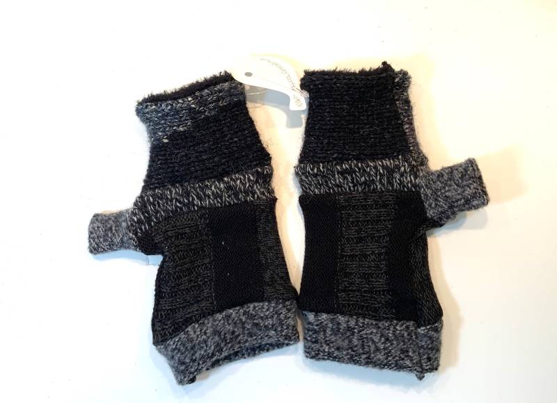 Upcycled Repurposed Recycled Pullover Texting Patchwork Fingerlose Handschuhe in Schwarz Grau Farben. Kostenloser Versand von RelovedFabrics