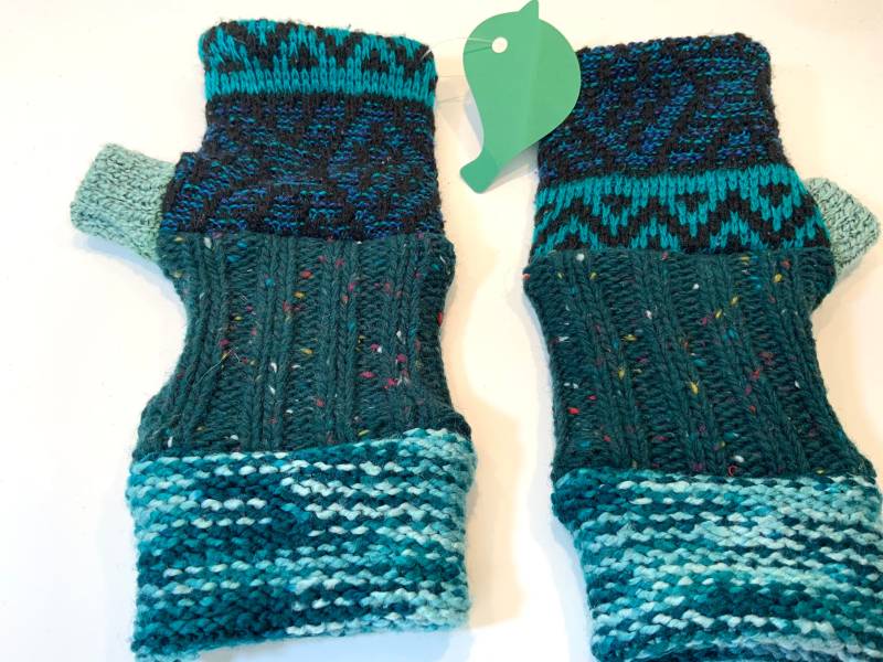 Upcycled Repurposed Recycled Sweater Texting Patchwork Vegan Keine Wolle Fingerlose Handschuhe in Aqua Blau Tönen. Kostenloser Versand von RelovedFabrics