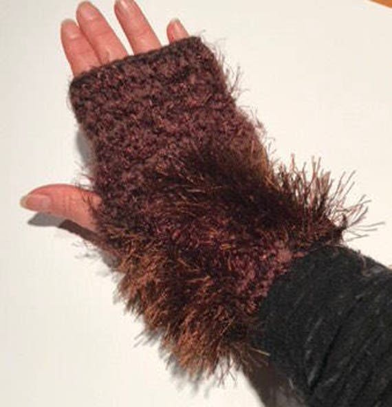 Vegane Handgestrickte Fingerlose Handschuhe Beladen Mit Texturen in Brauntönen Vegane Handgestrickte Fingerlose Handschuhe Beladen Mit Texturen in Brauntönen von RelovedFabrics