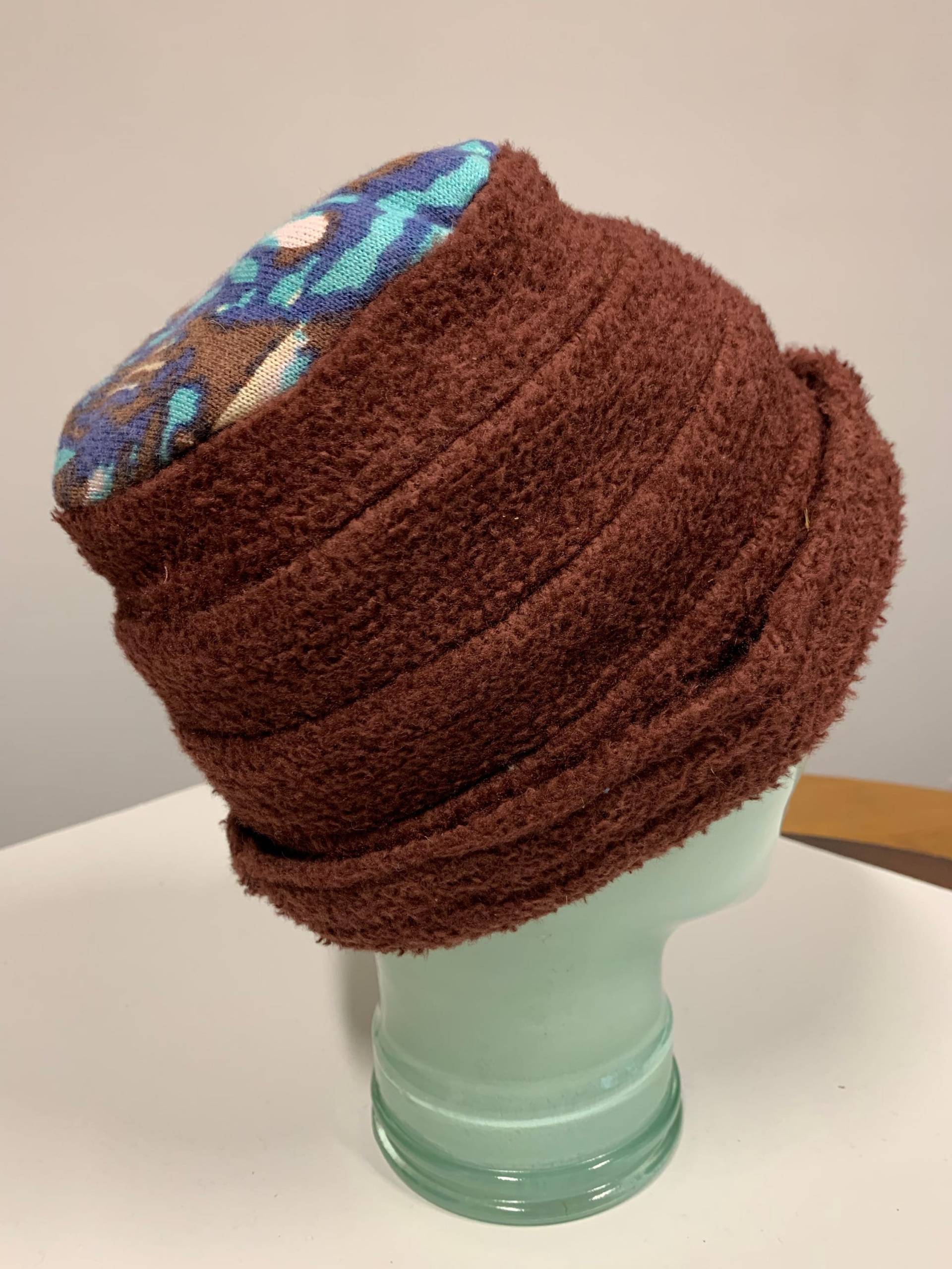 Wintermützen-Braun-Cloche-Mütze-Beanie-Mützen. Umfunktionierte Pullovermütze von RelovedFabrics
