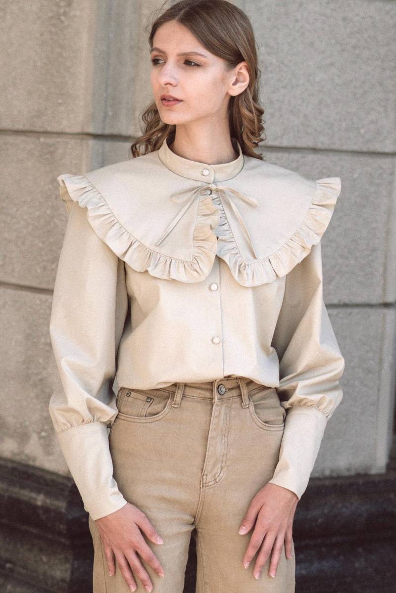 Beigefarbene Baumwollbluse Im Bauernstil Mit Langen Ärmeln Und Peter-Pan-Kragen Beigefarbene Baumwollbluse Im Bauernstil Mit Langen Ärmeln Und Peter-Pan-Kragen von Remarqueshop