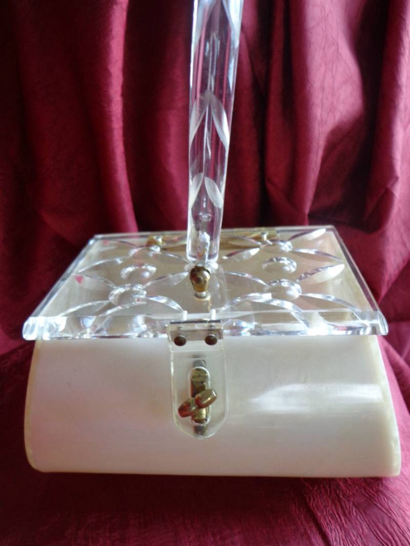 Vintage Creme Farbe Perlmuttfarbener Lucite Mit Klar Geschnitztem Daisy Floral Cut Deckel Schöne B24 von RememberMaMa