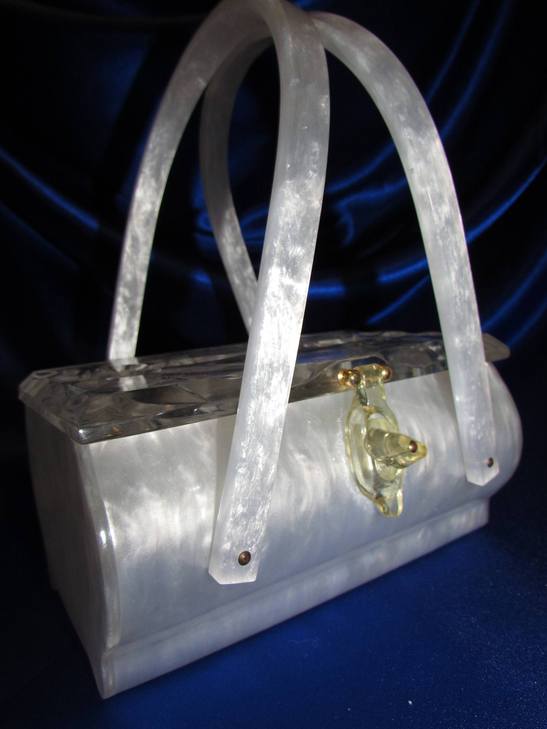 Vintage Original Rialto Ny Weiß Marmorierte Lucite Geldbörse Mit Klarem Doppelgeschnitztem Lucite Deckel Und Eingebautem Beindesign von RememberMaMa