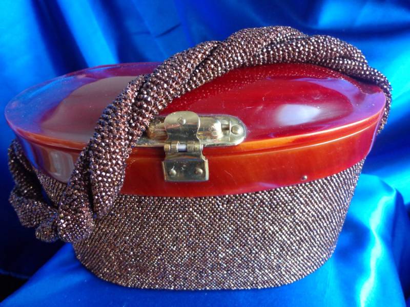 Vintage Schokoladensamen Perlen Geldbörse Mit Erhabener Schildkröte Farbe Lucite Deckel Und Gedrehtem Seil Design Griff B9 von RememberMaMa