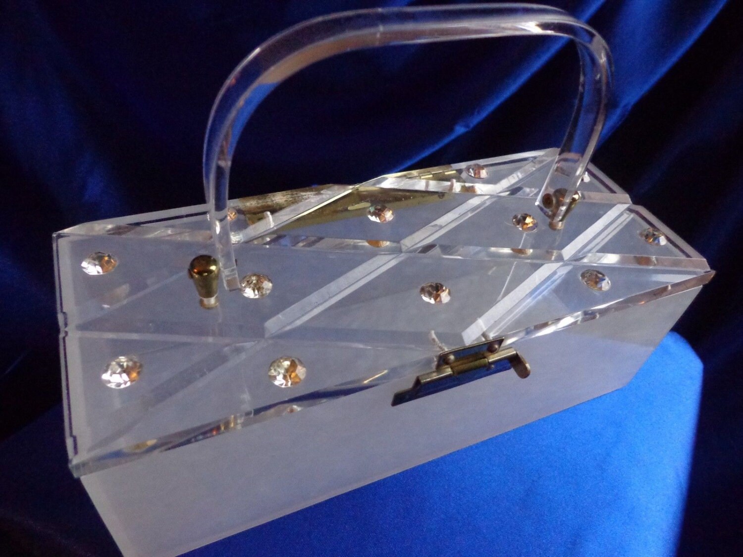 Vintage Weiße Perlmuttfarbene Lucite Geldbörse Mit Klarem Diamantschliff Luciit Deckel Verziert Strasssteinen B18 von RememberMaMa