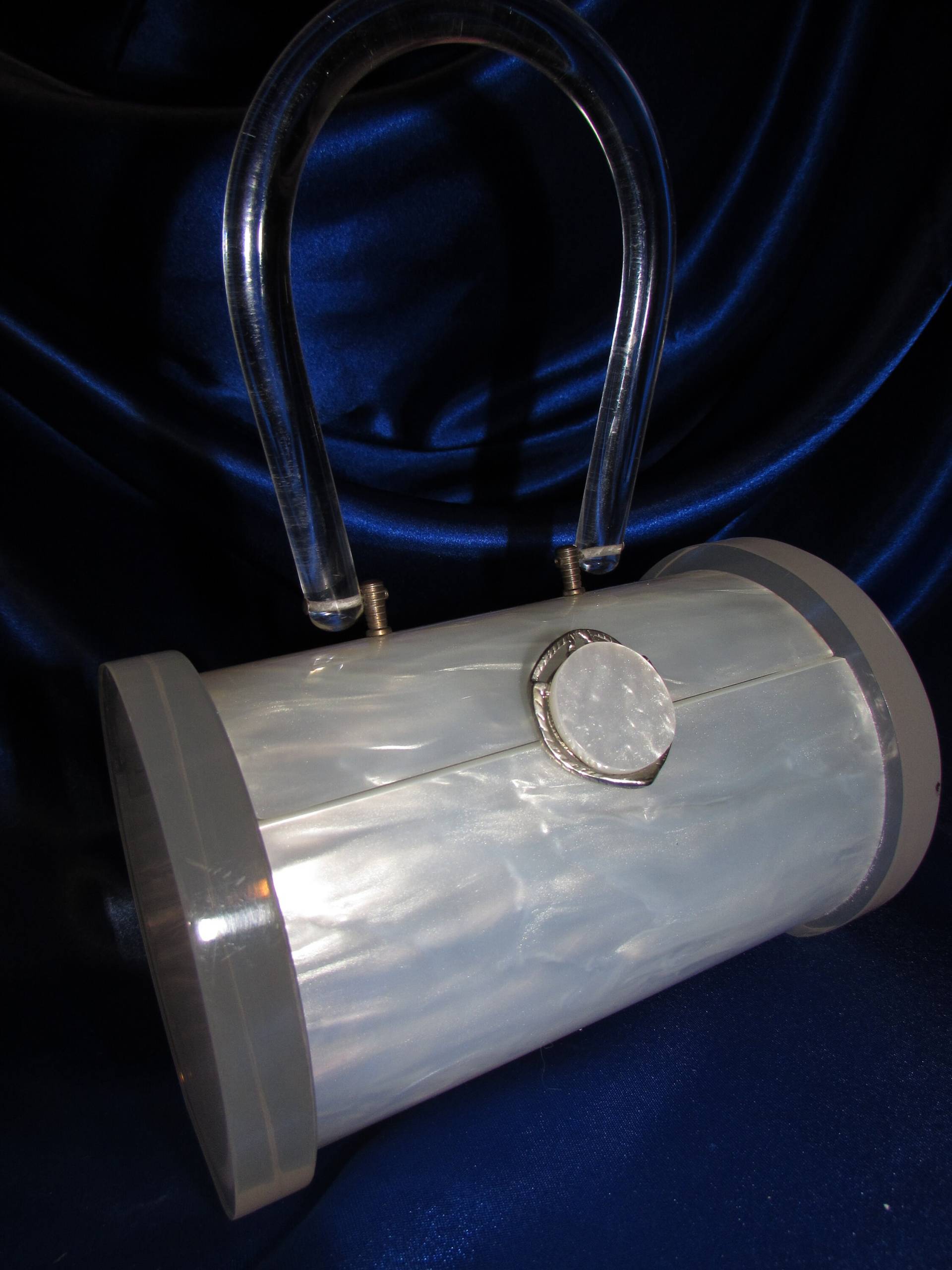 Vintage Wilardy Einzigartige Runde Weiße Marmorierte Lucite Geldbörse Mit Dicken Seiten Schöne von RememberMaMa