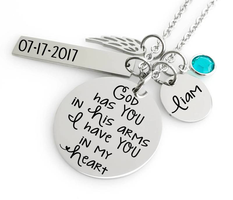 Gedenkschmuck Halskette - Gott Hat Dich in Seinen Armen Ich Habe Meinem Herzen Namensscheibe, Engelsflügel & Geburtsstein Kristall Gedenkschmuck Halskette - Gott Hat Dich in Seinen Armen Ich Habe Meinem Herzen Namensscheibe, Engelsflügel & Geburtsstein Kristall von RememberMeJewelryCo