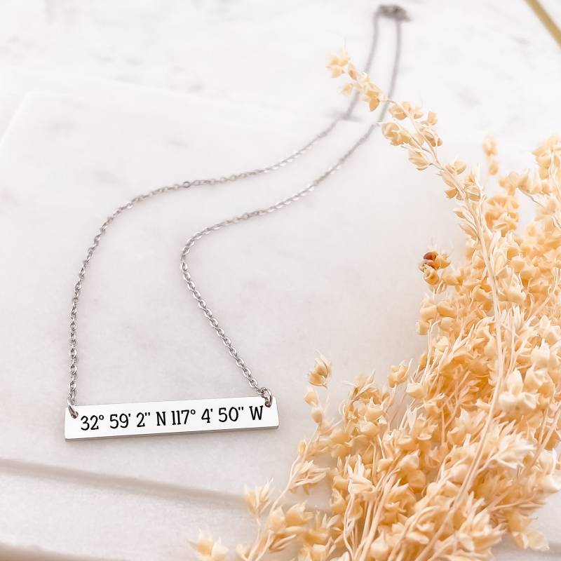 Gps Koordinaten Halskette, Zierliche Horizontale Bar Halskette Für Frauen, Edelstahl Anhänger, Breitengrad Längengrad Geschenke Sie von RememberMeJewelryCo