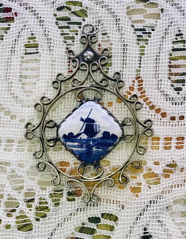 Große Vintage Porzellan Windmühle Blau-Weiß Anhänger von RememberWhenByMaryB