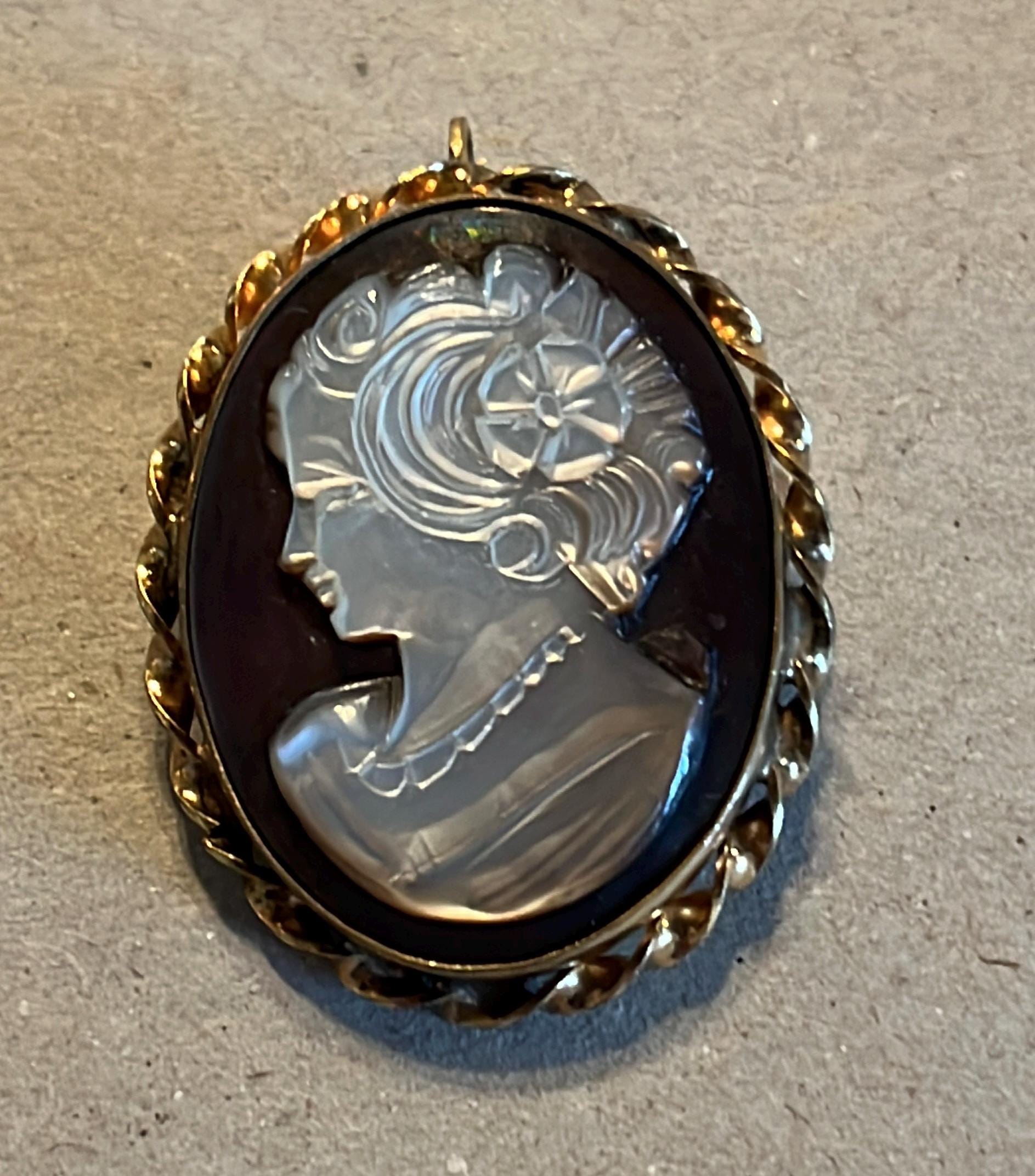 Vintage 14K Vergoldeter Perlmutt Cameo Anhänger Oder Brosche Vintage 14K Vergoldeter Perlmutt Cameo Anhänger Oder Brosche von RememberWhenByMaryB
