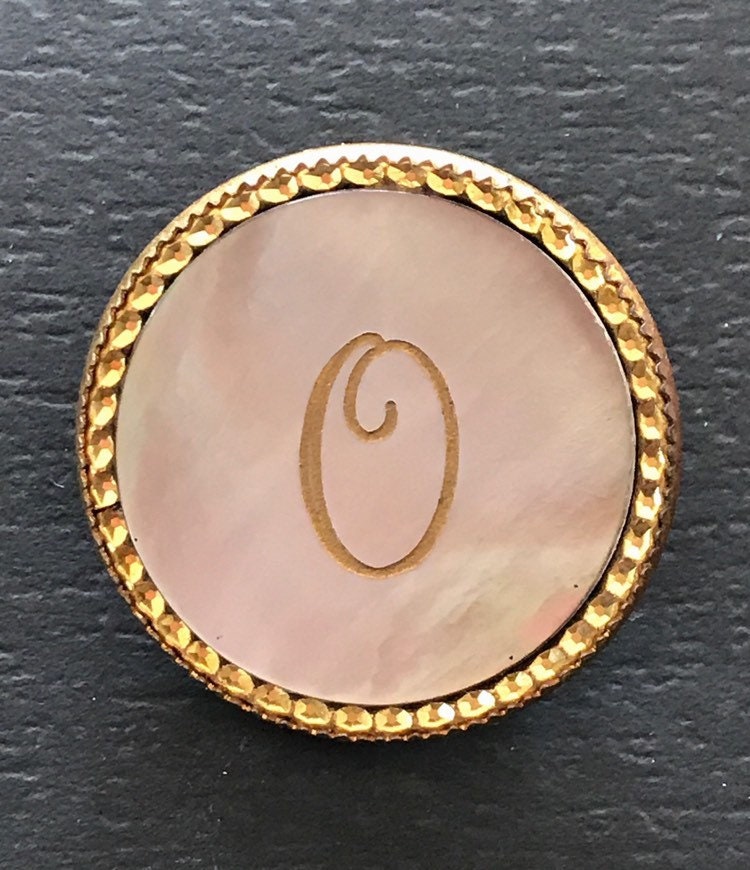 Vintage Initial Perlmutt Pin Auf Goldfarbenem Rahmen Mit Schrift "O" Vintage Initial Perlmutt Pin Auf Goldfarbenem Rahmen Mit Schrift "O" von RememberWhenByMaryB
