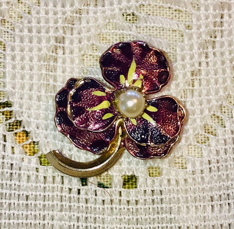 Vintage Kleeblatt in Rosa/Lila Gold Mit Faux Perlen Brosche/Pin Vintage Kleeblatt in Rosa/Lila Gold Mit Faux Perlen Brosche/Pin von RememberWhenByMaryB
