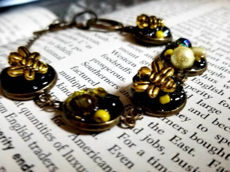 Bienen Armband Shadowbox Mosaik Collage Hummel Schmuck Bienen Armband Shadowbox Mosaik Collage Hummel Schmuck von RemembrancesofYours