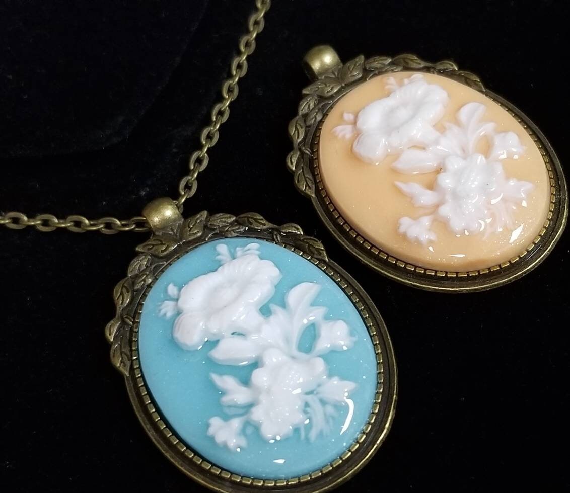 Blau Und Pfirsich Floral Cameo Anhänger Viel Von 2 Blau Und Pfirsich Floral Cameo Anhänger Viel Von 2 von RemembrancesofYours