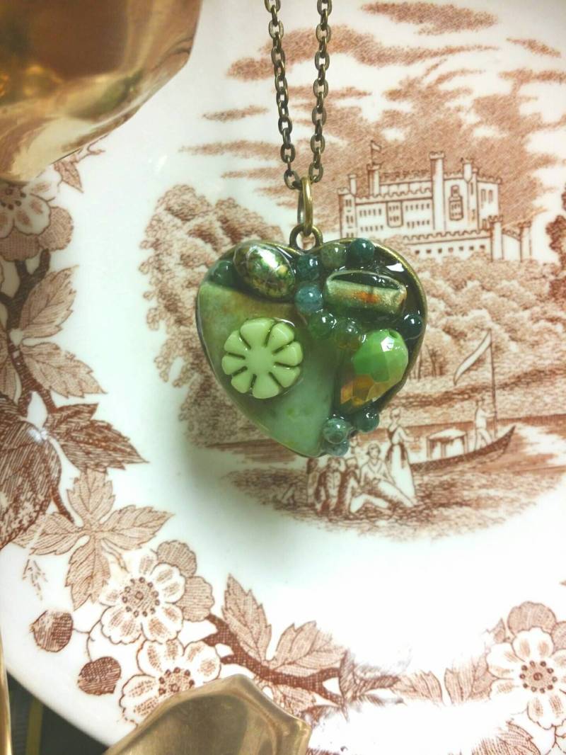 Grünes Herz Halskette Shadowbox Mosaik/Collage Herzförmigeanhänger Grünes Herz Halskette Shadowbox Mosaik/Collage Herzförmigeanhänger von RemembrancesofYours