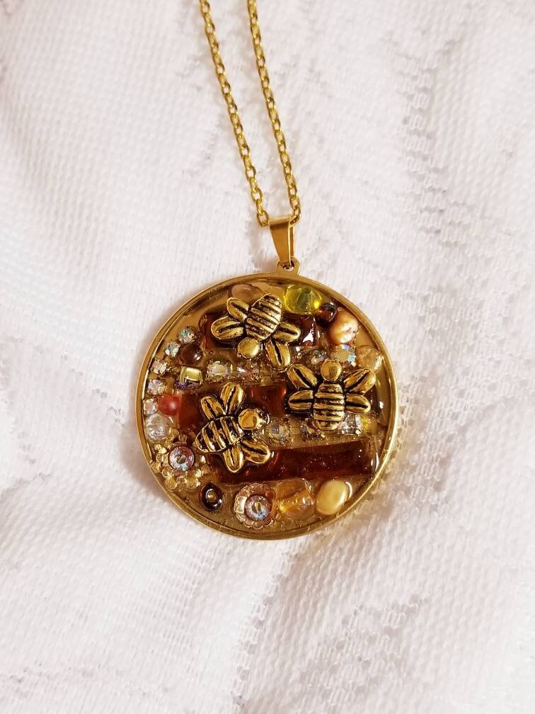 Honigbiene Mosaik Halskette Shadowbox Collage Große Gold-Toned Statement Anhänger Honigbiene Mosaik Halskette Shadowbox Collage Große Gold-Toned Statement Anhänger von RemembrancesofYours