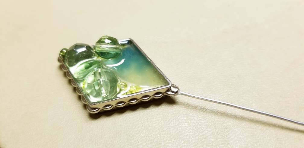 Hutnadel - Handgemacht in Sage Grün Silber Ton Brosche Hutnadel - Handgemacht in Sage Grün Silber Ton Brosche von RemembrancesofYours