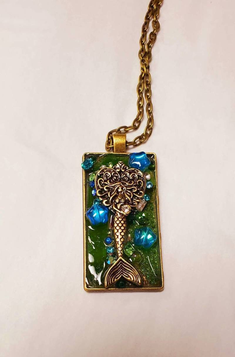 Meerjungfrau Kette Mosaik Collage Statement Anhänger Grün Blau Bronze Meerjungfrau Kette Mosaik Collage Statement Anhänger Grün Blau Bronze von RemembrancesofYours