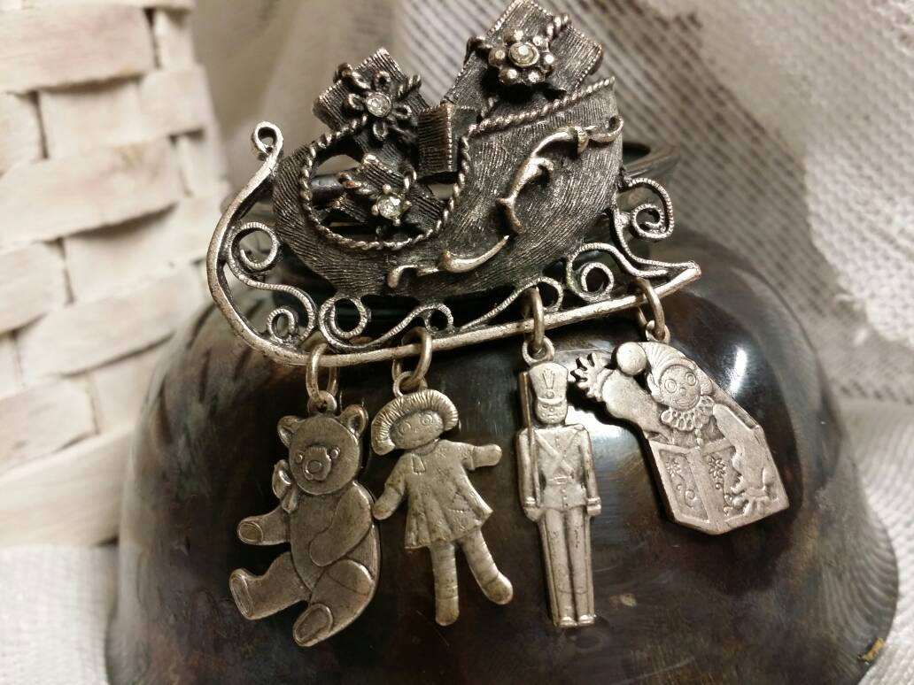 Tancer Ii Pferdeschlitten Brosche Mit Spielzeug Charms Selten Tancer Ii Pferdeschlitten Brosche Mit Spielzeug Charms Selten von RemembrancesofYours