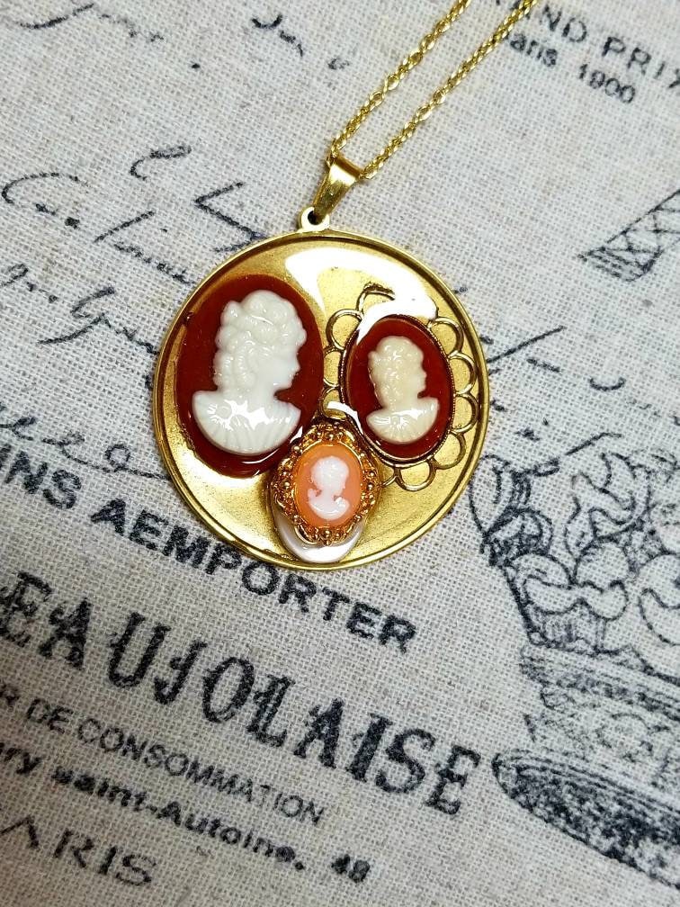 Vintage Cameo Collage Shadowbox Halskette Gold-Toned Vintage Cameo Collage Shadowbox Halskette Gold-Toned von RemembrancesofYours