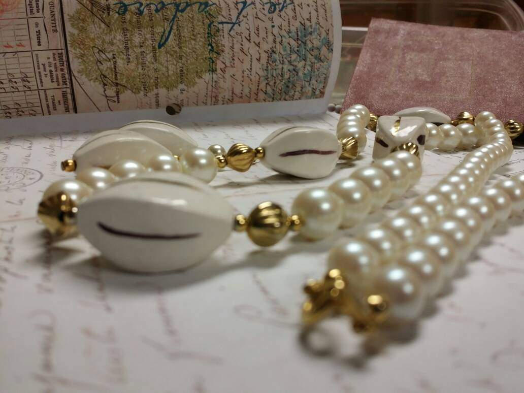 Vintage Handbemalt Elfenbein Keramik Perle Und Halskette Durchbohrte Ohrringe Made in Japan Vintage Handbemalt Elfenbein Keramik Perle Und Halskette Durchbohrte Ohrringe Made in Japan von RemembrancesofYours