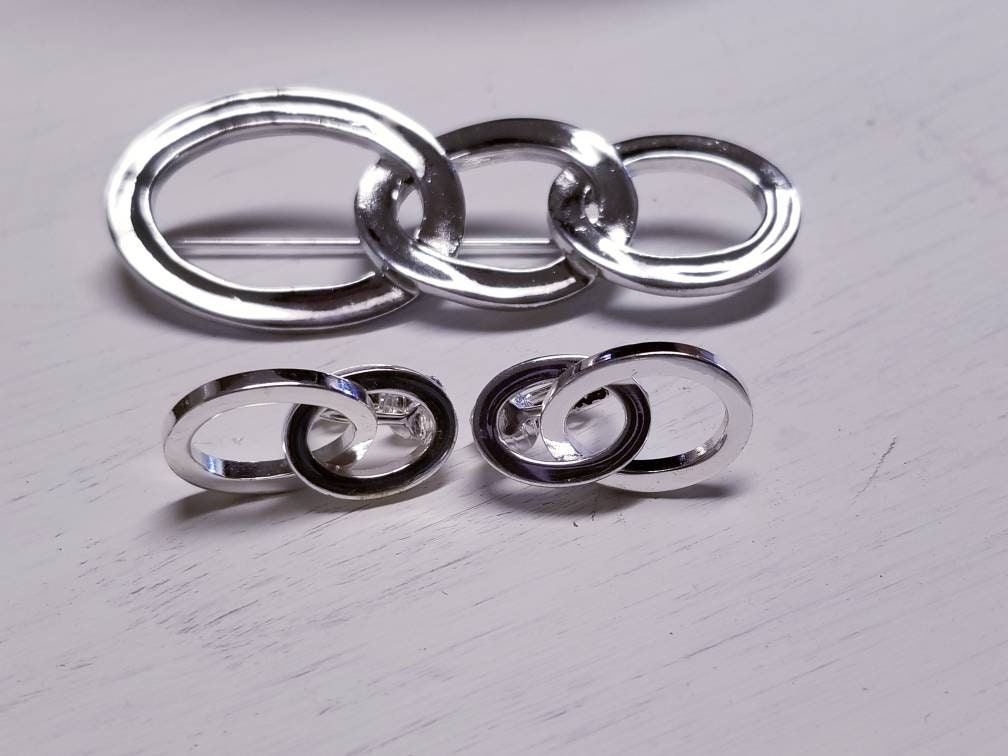 Vintage Modernist Brosche Und Ohrringe Set Ovale Glieder Ohrclips Vintage Modernist Brosche Und Ohrringe Set Ovale Glieder Ohrclips von RemembrancesofYours