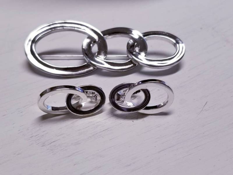Vintage Modernist Brosche Und Ohrringe Set Ovale Glieder Ohrclips Vintage Modernist Brosche Und Ohrringe Set Ovale Glieder Ohrclips von RemembrancesofYours