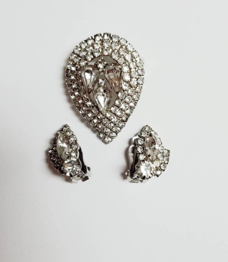 Vintage Teardrop Strass Clip-On Ohrringe Und Brosche Set Vintage Teardrop Strass Clip-On Ohrringe Und Brosche Set von RemembrancesofYours