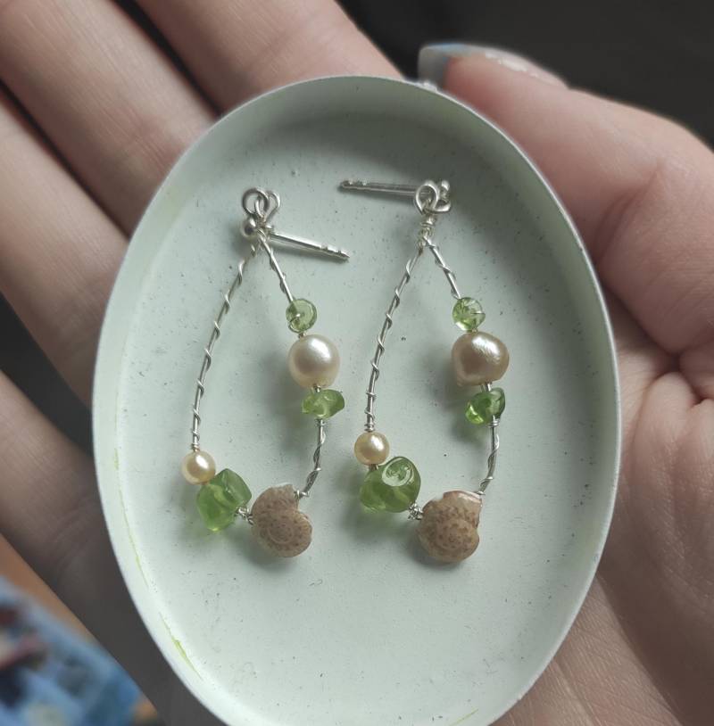 Grüne Peridot Ohrringe Mit Schnecke Und Perle Grüne Peridot Ohrringe Mit Schnecke Und Perle von RemiPearls