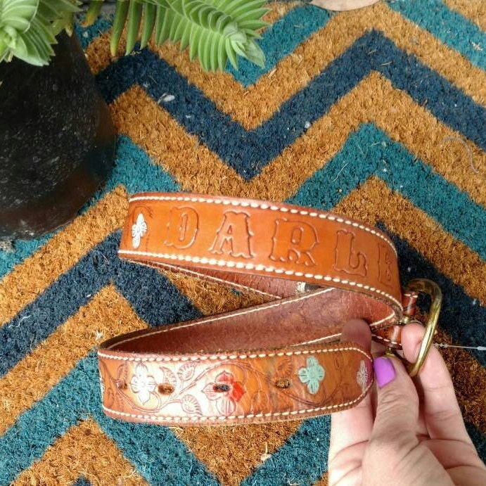 70Er Western Hippie Punzierter Ledergürtel 26-30 "W Painted Flower Motiv Personalisiert "Darlene" Boho Ranchwear Rodeo Cowgirl ." 70Er Western Hippie Punzierter Ledergürtel 26-30 "W Painted Flower Motiv Personalisiert "Darlene" Boho Ranchwear Rodeo Cowgirl ." von ReminisceVintage