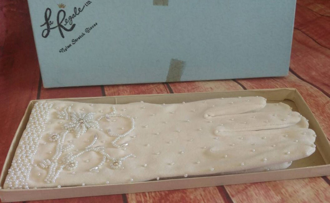 La Regale Vintage Hand Perlen Creme Faux Perle Braut Handschuhe Nos in Der Original Box Osfm La Regale Vintage Hand Perlen Creme Faux Perle Braut Handschuhe Nos in Der Original Box Osfm von ReminisceVintage