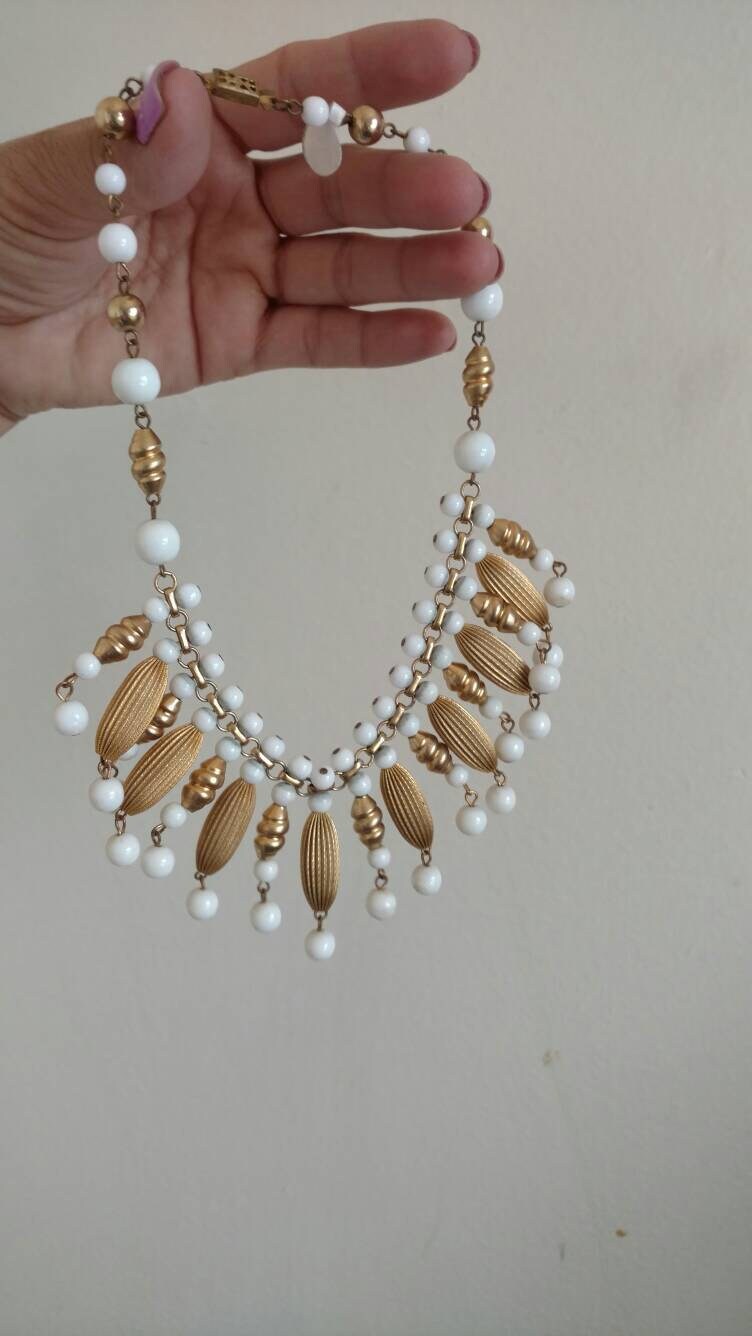 Weiße Milch Glas & Messing Geflötet Perle Lätzchen Aussage Halskette Kostüm Schmuck 16" L Weiße Milch Glas & Messing Geflötet Perle Lätzchen Aussage Halskette Kostüm Schmuck 16" L von ReminisceVintage